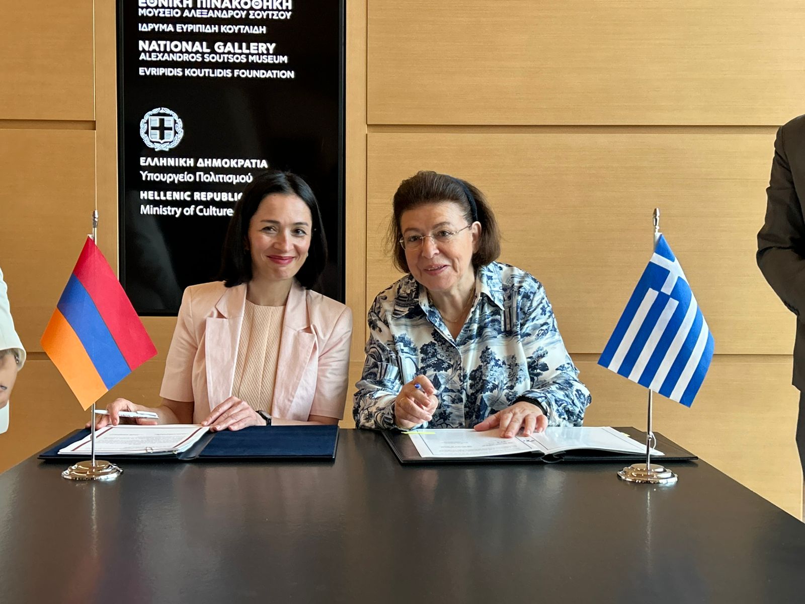 Λίνα Μενδώνη και Zhanna Andreasyan